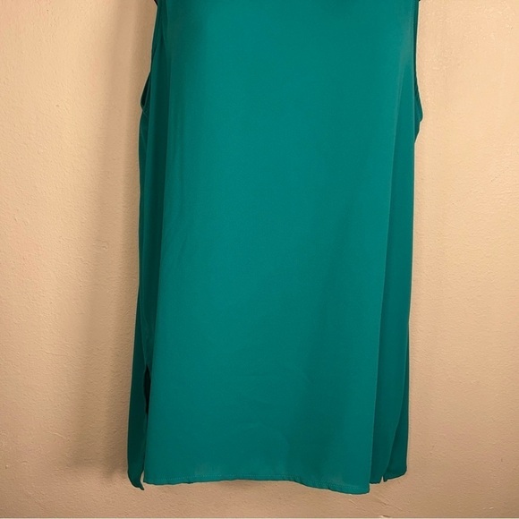 SMALL LUSH GREEN SLEEVELESS BLOUSE LIGHTWEIGHT VIBRANT ROUND NECKLINE - Picture 2 of 11
